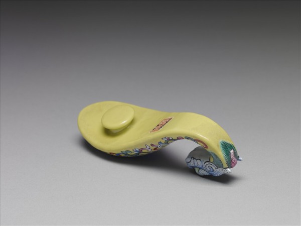 粉彩黃地福連如意龍首帶鈎