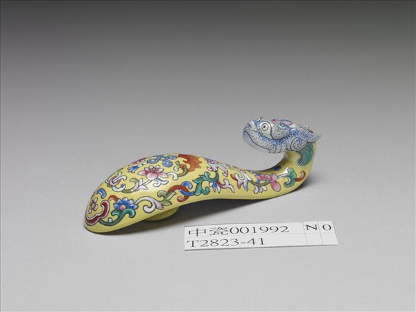 粉彩黃地福連如意龍首帶鈎