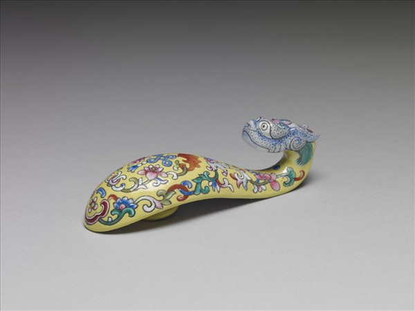 粉彩黃地福連如意龍首帶鈎