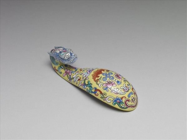 粉彩黃地福連如意龍首帶鈎