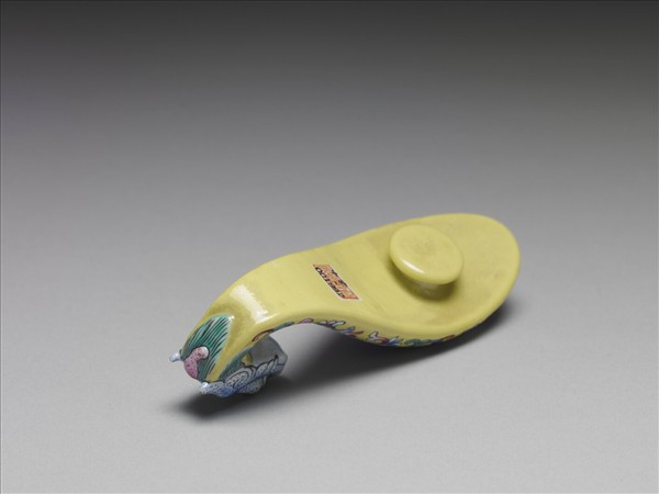 粉彩黃地福連如意龍首帶鈎