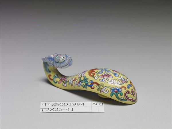 粉彩黃地福連如意龍首帶鈎