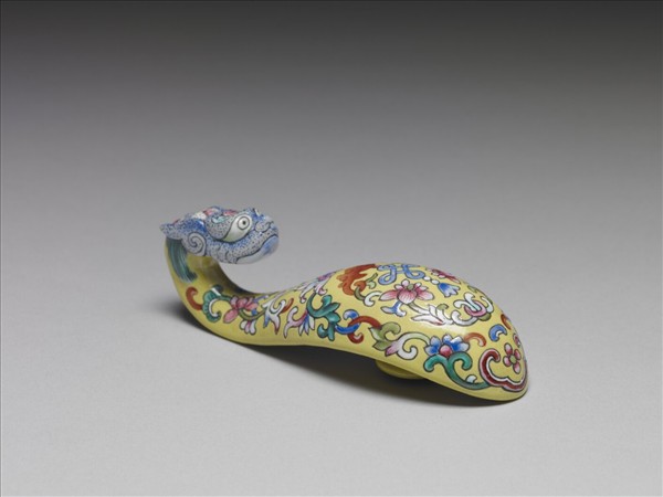 粉彩黃地福連如意龍首帶鈎