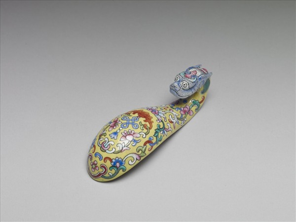 粉彩黃地福連如意龍首帶鈎