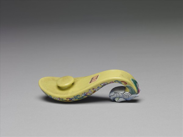 粉彩黃地福連如意龍首帶鈎