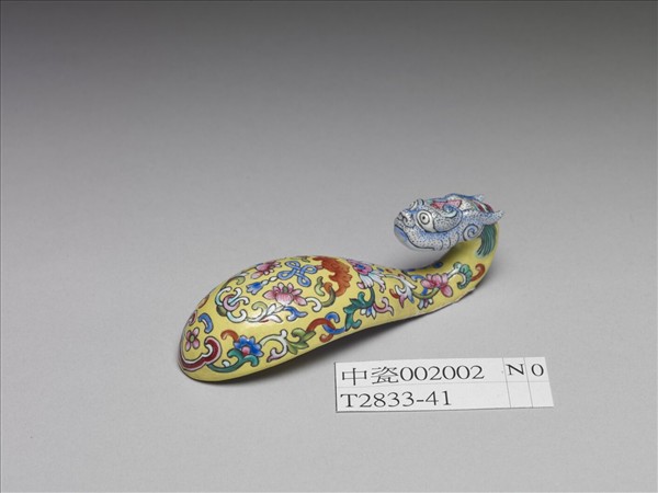 粉彩黃地福連如意龍首帶鈎