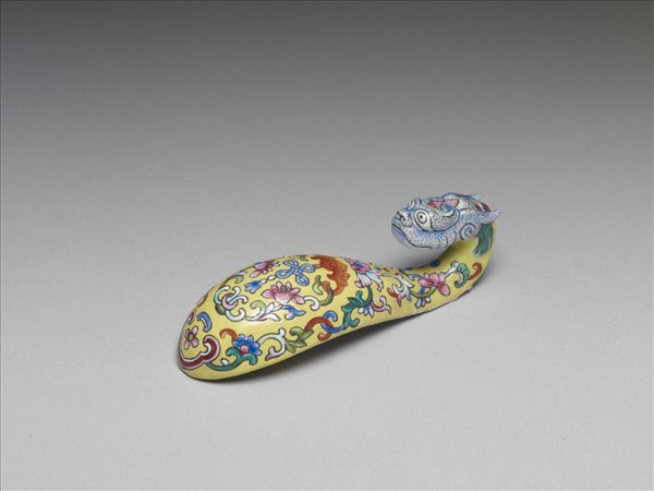 粉彩黃地福連如意龍首帶鈎