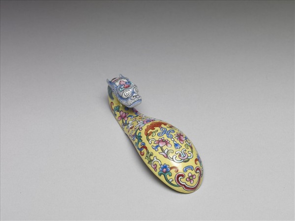 粉彩黃地福連如意龍首帶鈎