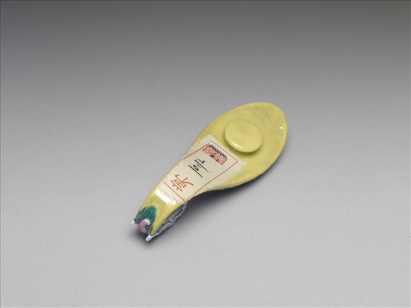 粉彩黃地福連如意龍首帶鈎