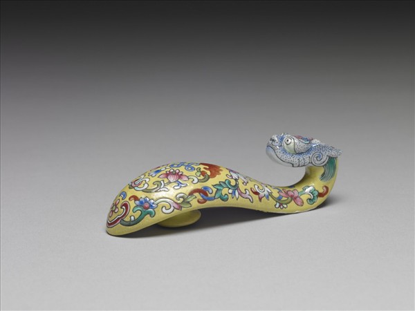 粉彩黃地福連如意龍首帶鈎