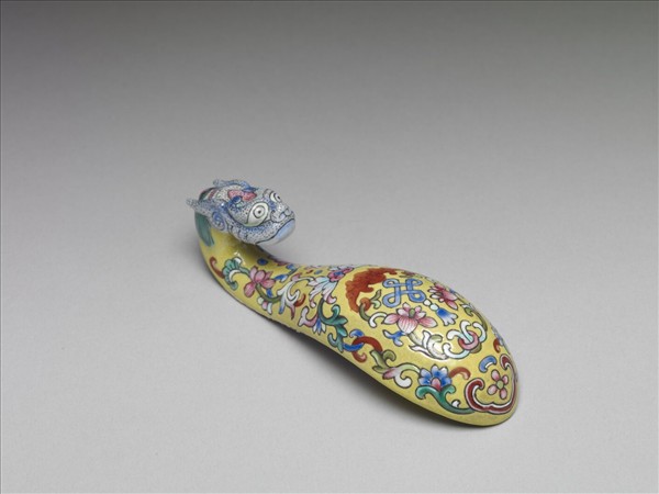 粉彩黃地福連如意龍首帶鈎