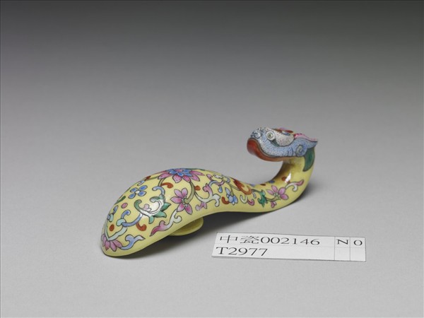 粉彩黃地龍首帶鈎