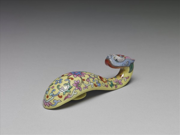 粉彩黃地龍首帶鈎