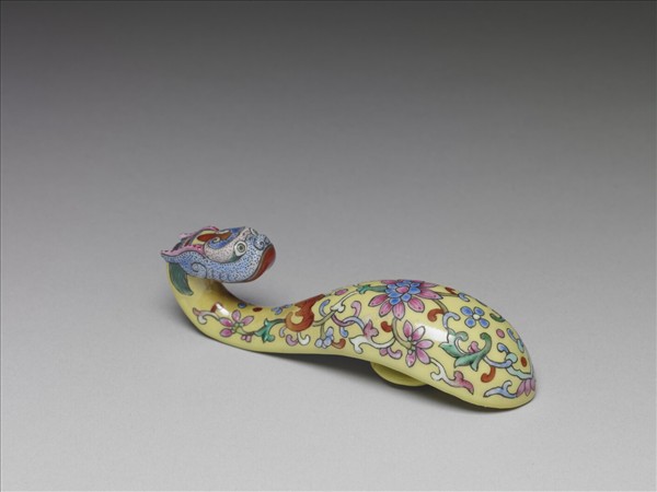 粉彩黃地龍首帶鈎