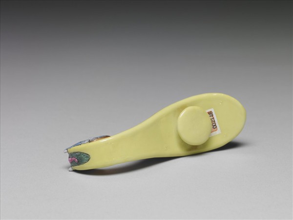 粉彩黃地龍首帶鈎