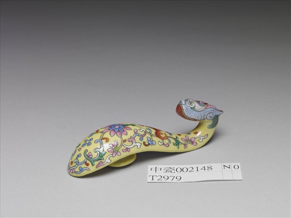 粉彩黃地龍首帶鈎