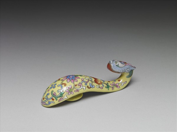 粉彩黃地龍首帶鈎