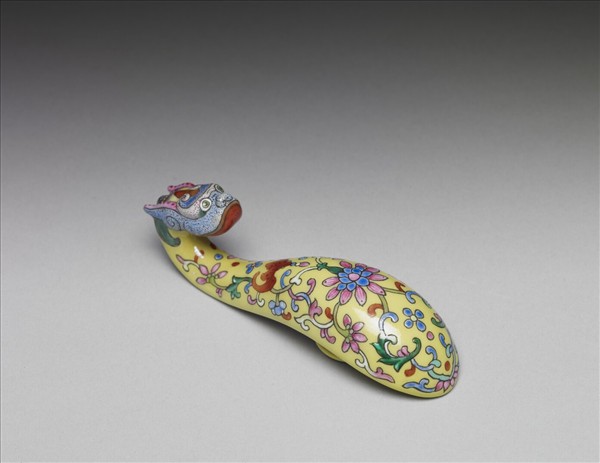 粉彩黃地龍首帶鈎