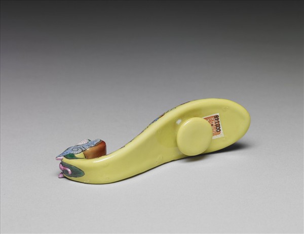 粉彩黃地龍首帶鈎