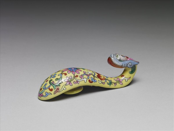 粉彩黃地龍首帶鈎