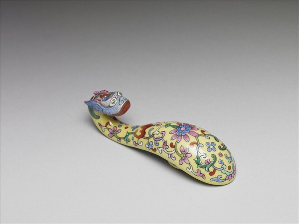 粉彩黃地龍首帶鈎