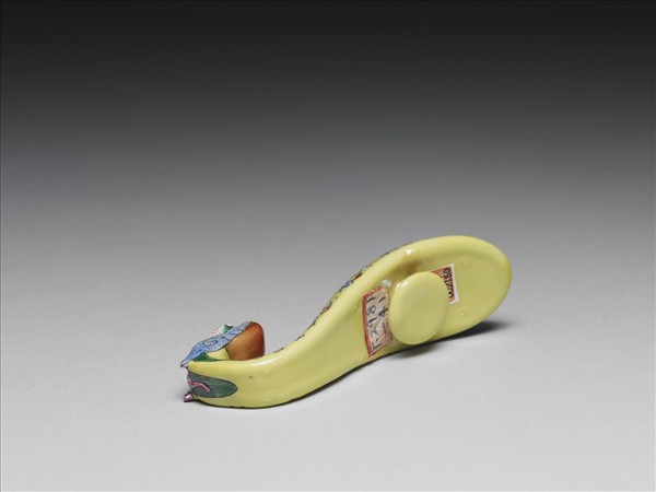 粉彩黃地龍首帶鈎