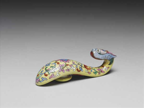 粉彩黃地龍首帶鈎
