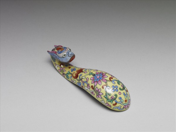 粉彩黃地龍首帶鈎