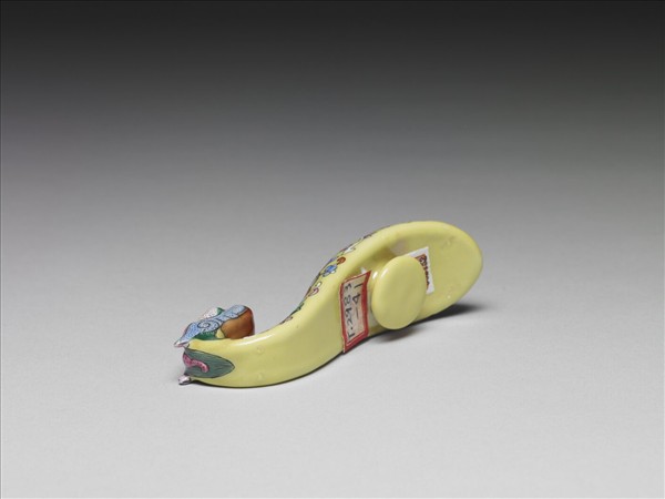 粉彩黃地龍首帶鈎