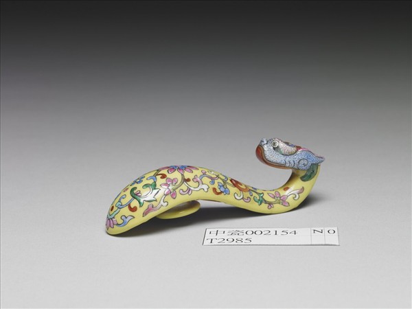 粉彩黃地龍首帶鈎