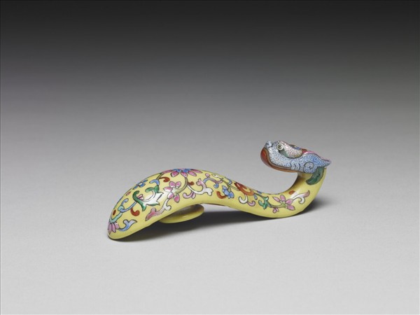 粉彩黃地龍首帶鈎