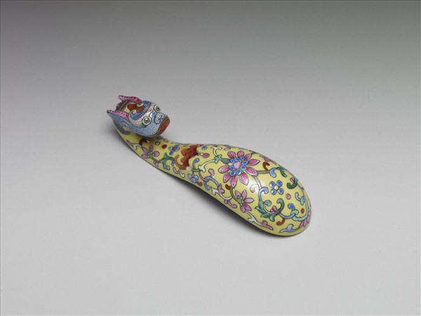 粉彩黃地龍首帶鈎