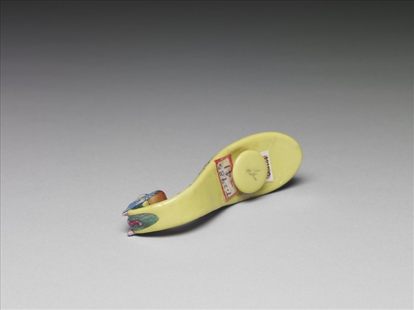 粉彩黃地龍首帶鈎