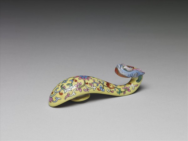 粉彩黃地龍首帶鈎
