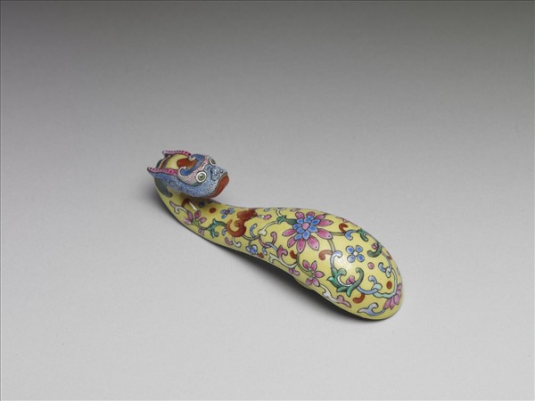 粉彩黃地龍首帶鈎