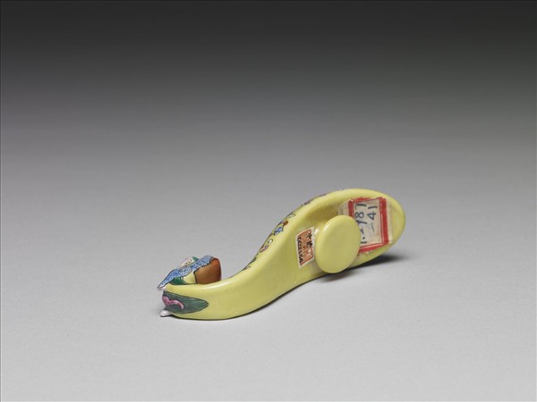 粉彩黃地龍首帶鈎