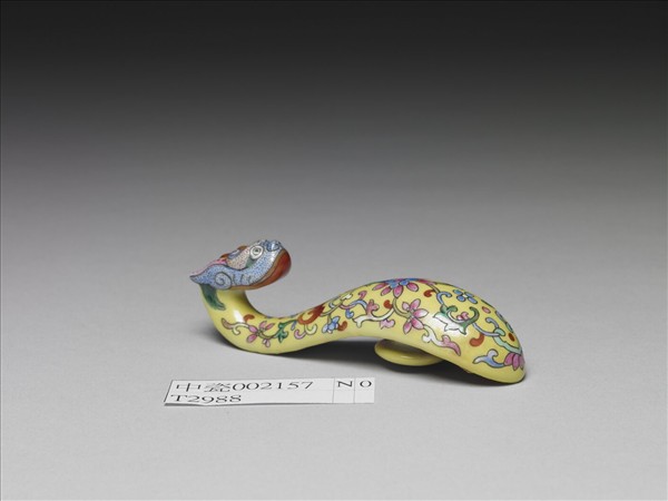 粉彩黃地龍首帶鈎