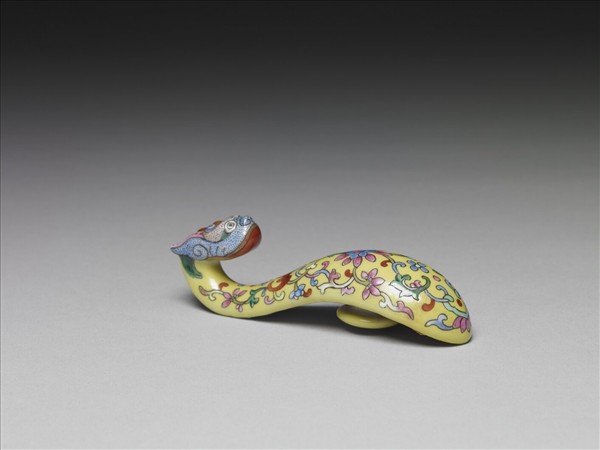 粉彩黃地龍首帶鈎