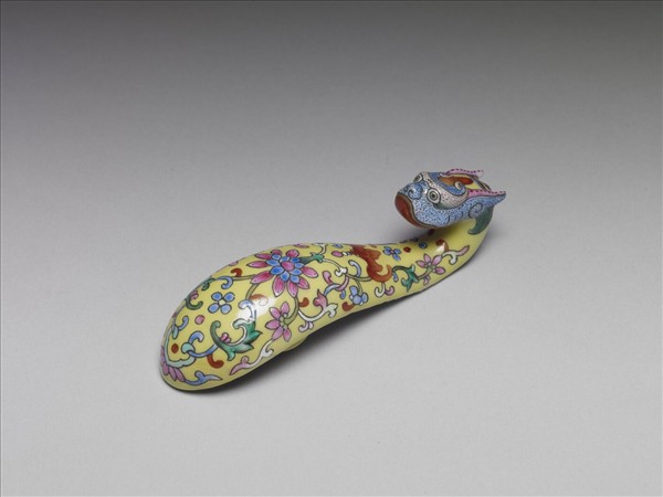 粉彩黃地龍首帶鈎