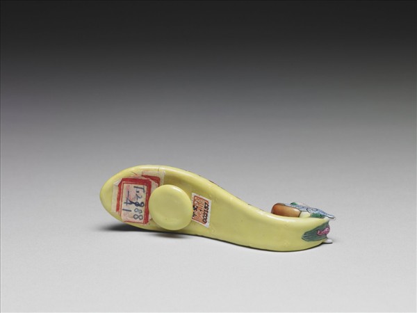 粉彩黃地龍首帶鈎