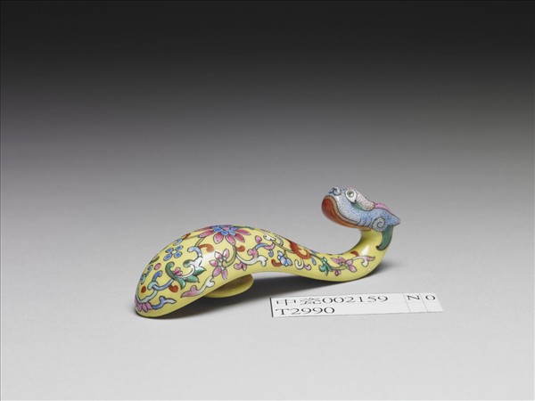 粉彩黃地龍首帶鈎