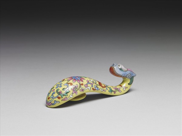 粉彩黃地龍首帶鈎