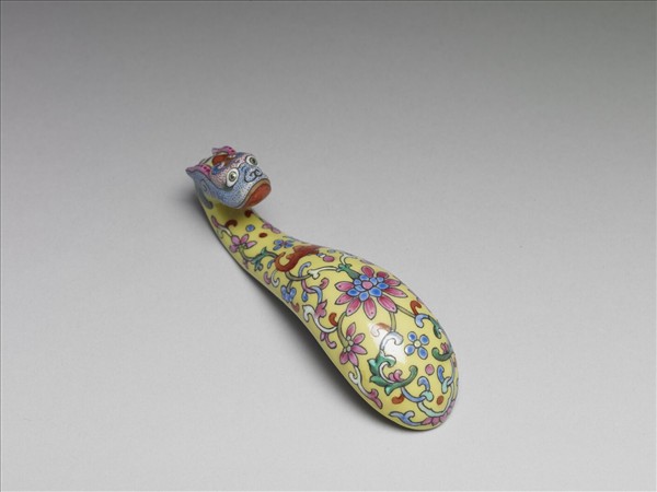 粉彩黃地龍首帶鈎