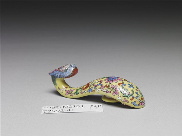 粉彩黃地龍首帶鈎