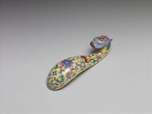 粉彩黃地龍首帶鈎