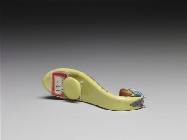 粉彩黃地龍首帶鈎