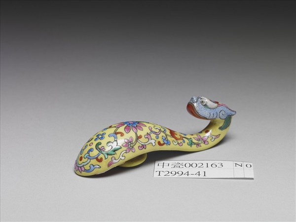 粉彩黃地龍首帶鈎