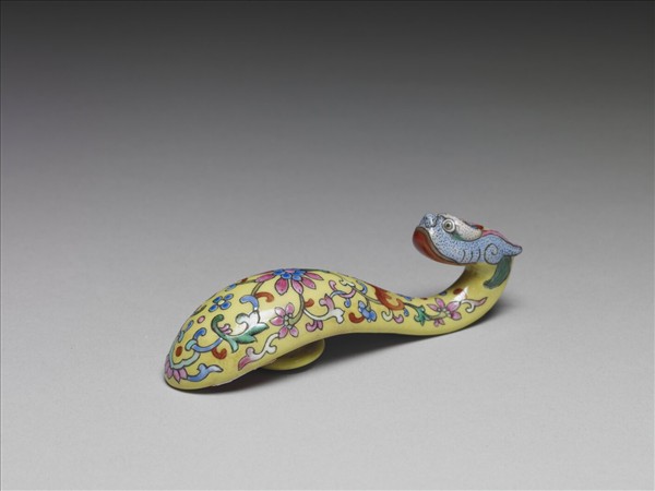 粉彩黃地龍首帶鈎