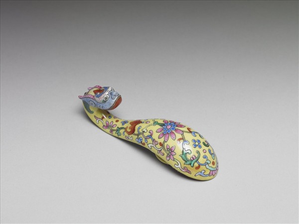 粉彩黃地龍首帶鈎