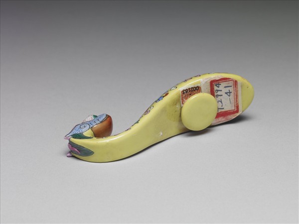 粉彩黃地龍首帶鈎